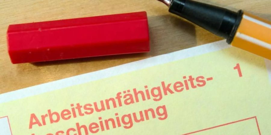 Bald Geschichte: die klassisch gelbe Arbeitsunfähigkeitsbescheinigung vom Arzt. Foto: Patrick Pleul/zb/dpa