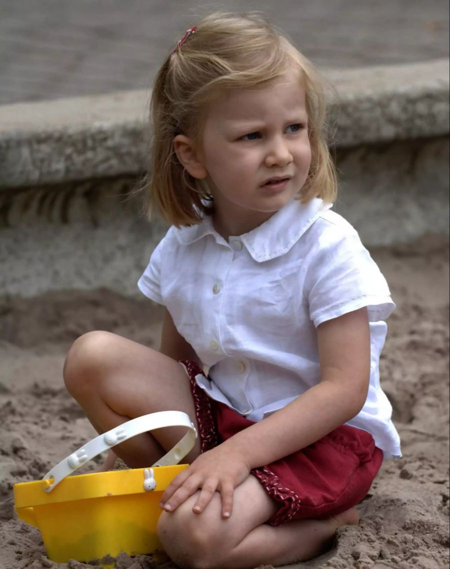 Prinzessin Elisabeth spielt im Alter von viereinhalb Jahren bei einem Besuch im Freiluftmuseum Bokrijk im Sandkasten.