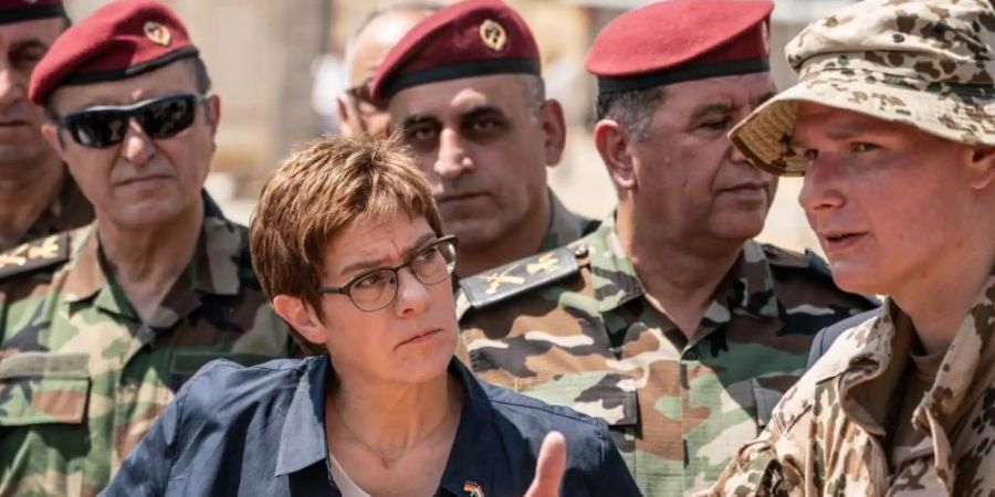 Irak-Besuch: Verteidigungsministerin Annegret Kramp-Karrenbauer spricht in Bnaslawa mit einem Soldaten der Bundeswehr, der die Ausbildung kurdischer Peschmerga im nordirakischen Kurdengebiet unterstüzt. Foto: Michael Kappeler/dpa