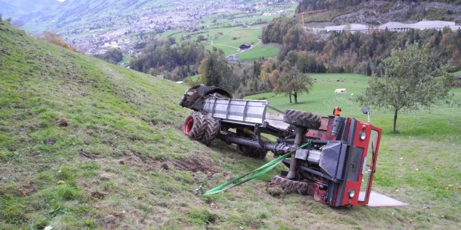 Fahrzeug kippte zur Seite.
