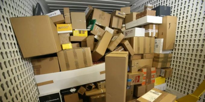 Paket-Zustell-Basis mit Paketen zoll