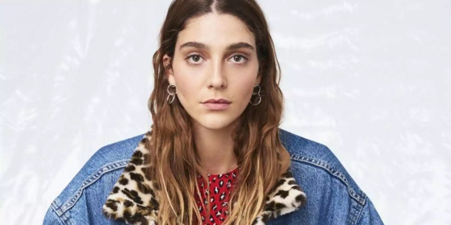 Ein Model trägt eine Jeans-Jacke im 80er-Jahr-Stil mit dem Namen "Sherpa Trucker Jacket" aus der Kollektion Herbst/Winter 2019 von Levi's. Foto: -/Levi's/dpa