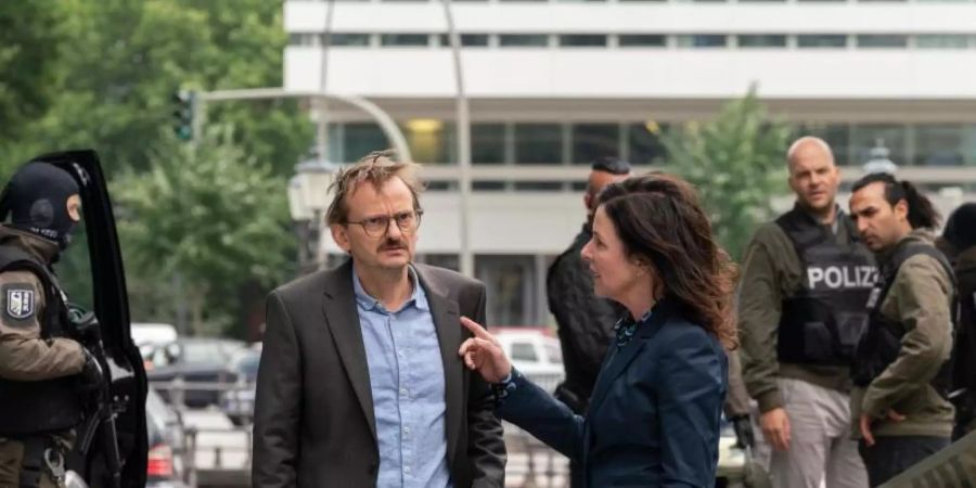 Danowski (Milan Peschel) wird von seiner Chefin (Oda Thormeyer) für einen Grosseinsatz gebrieft. Foto: Georges Pauly/ZDF/dpa