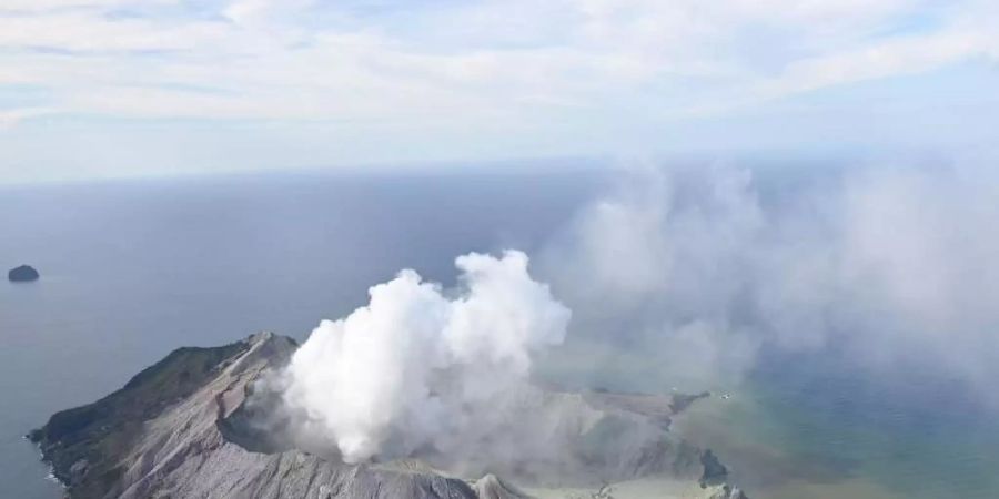 Selbst aus 50 Kilometer Entfernung war die Aschewolke noch zu sehen. Foto: George Novak/New Zealand Herald/AP/dpa