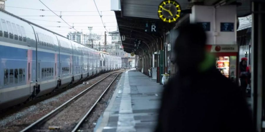 Leerer Bahnsteig in Paris