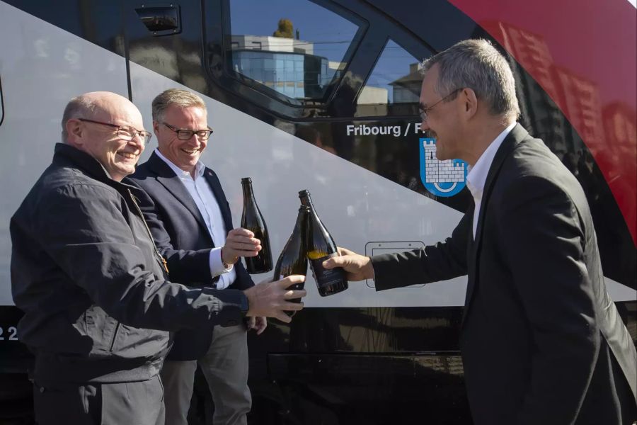 SBB, NEUER ZUG, DOPPELSTOEKIG, EINWEIHUNG, UNTERZEICHNUNG GESAMTPERSPEKTIVE FREIBURG, TAUFE DOPPELSTOCKZUG, BAHNHOF,