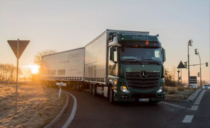 Ein Lastwagen auf einer Strasse. Lastwagenfahrer