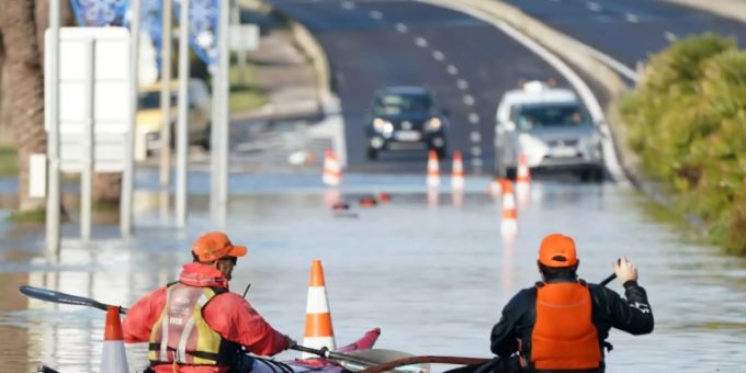 Kajakfahrer auf einer überfluteten Strasse in Palavas-les-Flots. Südfrankreich unwetter