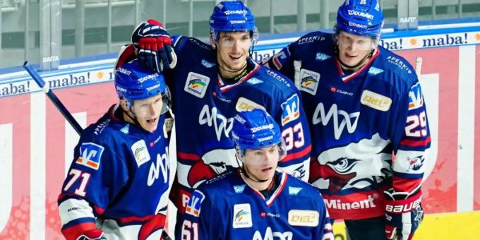 Mannheims Spieler feiern dasf Tor zum 4:1 gegen die Eisbären. Foto: Uwe Anspach Mannheims Spieler feiern dasf Tor zum 4:1 gegen die Eisbären. Foto: Uwe Anspach