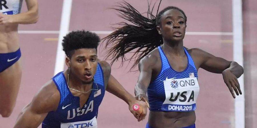 Die US-Mixed-Staffel gewinnt das erstmals bei einer WM ausgetragene Rennen. Foto: Martin Meissner/AP