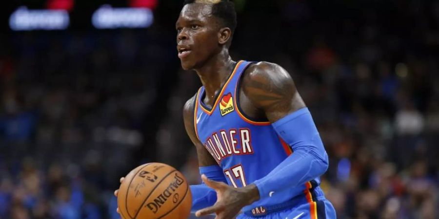 Konzentriert sich auf seinen Freiwurf: Dennis Schröder von den Oklahoma City Thunders. Foto: Garett Fisbeck/AP/dpa