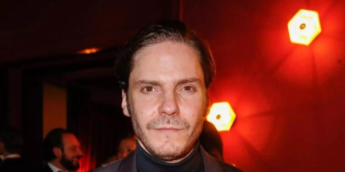 Daniel Brühl bei der Operngala für die Deutsche Aids-Stiftung in Berlin. Foto: Gerald Matzka/zb/dpa Daniel Brühl bei der Operngala für die Deutsche Aids-Stiftung in Berlin. Foto: Gerald Matzka/zb/dpa