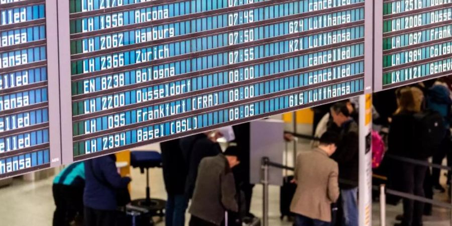 Zahlreiche Flüge der Lufthansa werden während eines Streiks der Flugbegleiter auf einer Anzeigetafel als gestrichen ausgewiesen. Foto: Matthias Balk/dpa