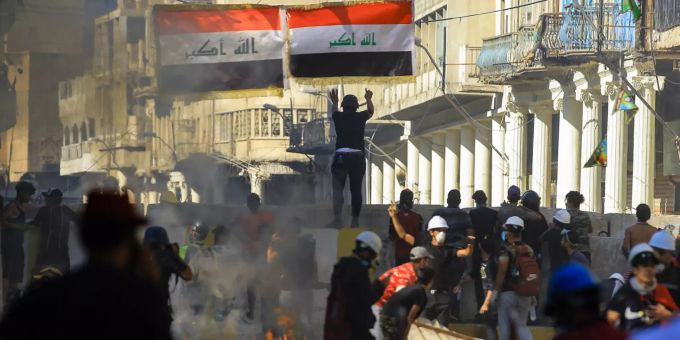 Regierungsfeindliche Demonstranten stossen mit Bereitschaftspolizisten in Bagdad in der Al Rasheed Street, in der Nähe des Tahrir-Platzes, zusammen. Proteste im Irak USA