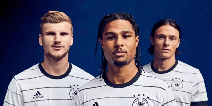 Timo Werner (l), Serge Gnabry (M) und Nico Schulz im neuen DFB-Trikot. Foto: -/adidas/dpa