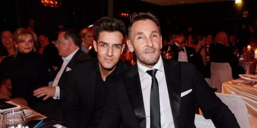 Mark Keller mit seinem Sohn Aaron bei der «Laughing Hearts»-Gala in Berlin. Foto: Gerald Matzka/zb/dpa