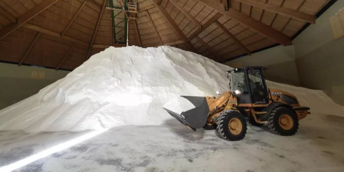 Ein Bagger transportiert Salz von einem grossen Salzhaufen. (Symbolbild) salinen salz rütihard