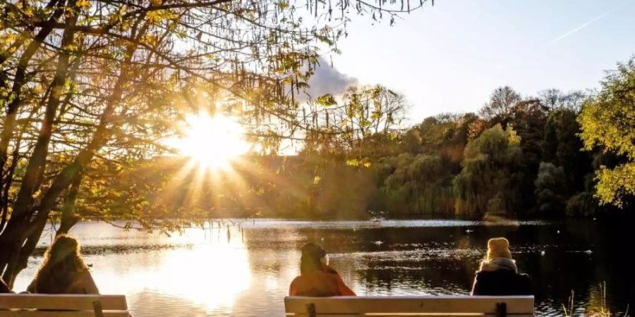 Herbstlicher Sonnenschein in Kiel: Der vergangene Monat war nach Angaben des EU-Klimawandeldienstes Copernicus der global wärmste Oktober seit Beginn der Aufzeichnungen 1981. Foto: Frank Molter/dpa