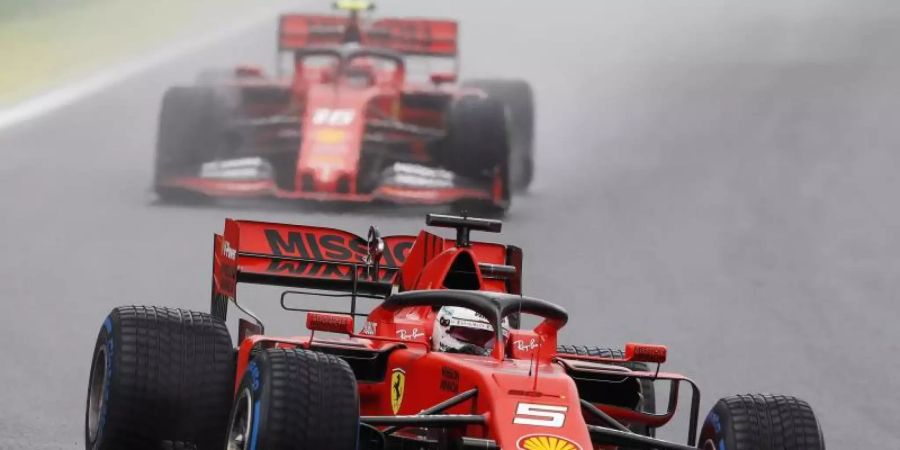 Fuhr Tagesbestzeit vor seinem Teamkollegen: Sebastian Vettel (vorn) vor Charles Leclerc. Foto: Nelson Antoine/AP/dpa