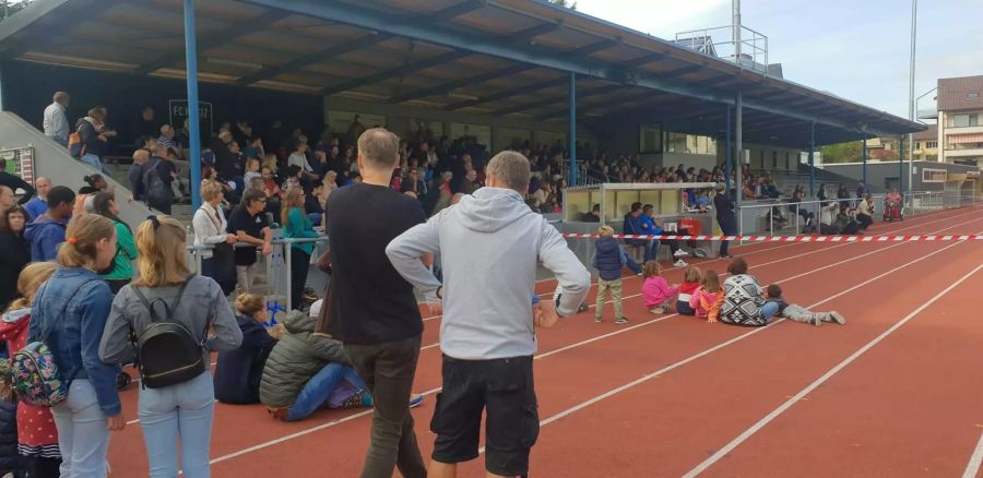 Volle Ränge auf dem Sportplatz Liebefeld.