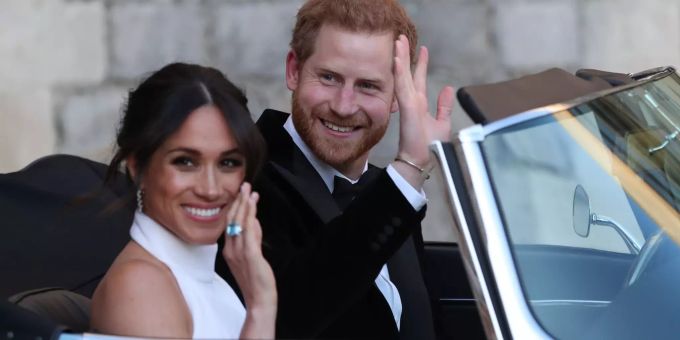 Sie sagen Tschüss! Meghan Markle und Prinz Harry kehren dem Königshaus den Rücken. Ein Entscheid, der mit den Verantwortlichen nicht abgesprochen war. meghan markle queen
