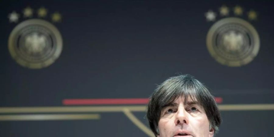 Bundestrainer Joachim Löw beantwortet die Fragen der Journalisten bei einer Pressekonferenz. Foto: Federico Gambarini/dpa