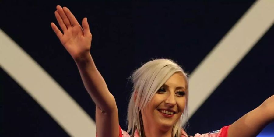 Schrieb in London Darts-Geschichte: Fallon Sherrock. Foto: Steven Paston/PA Wire/dpa