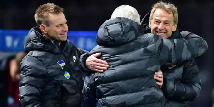 Herthas Trainer Jürgen Klinsmann (r) feiert mit seinem Team den Sieg über den SC Freiburg. Foto: Soeren Stache/dpa-Zentralbild/dpa Herthas Trainer Jürgen Klinsmann (r) feiert mit seinem Team den Sieg über den SC Freiburg. Foto: Soeren Stache/dpa-Zentralbild/dpa