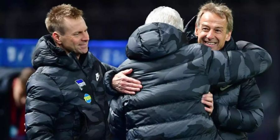Herthas Trainer Jürgen Klinsmann (r) feiert mit seinem Team den Sieg über den SC Freiburg. Foto: Soeren Stache/dpa-Zentralbild/dpa