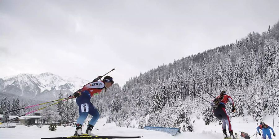 Lena Häcki unterwegs im verschneiten Hochfilzen.