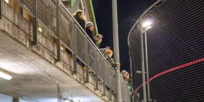 Die Zuschauer verfolgen das Spiel gebannt.