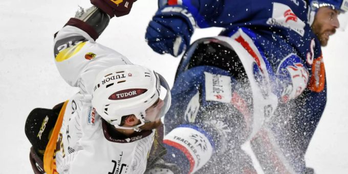 Kampf belohnt: Servette (mit Guillaume Maillard, vorne) gewann überraschend beim Leader ZSC Lions (Severin Blindenbacher) Kampf belohnt: Servette (mit Guillaume Maillard, vorne) gewann überraschend beim Leader ZSC Lions (Severin Blindenbacher)