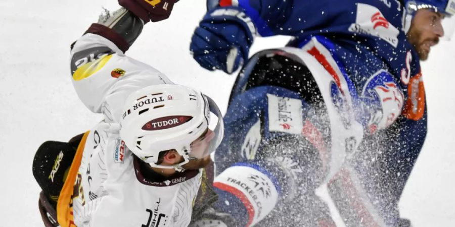 Kampf belohnt: Servette (mit Guillaume Maillard, vorne) gewann überraschend beim Leader ZSC Lions (Severin Blindenbacher)