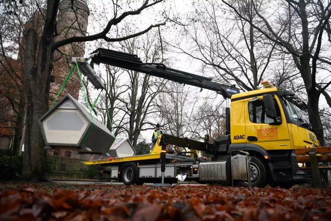 Ein «Ulmer Nest» wird von einem Mitarbeiter einer Abschleppfirma am Alten Friedhof in Ulm aufgestellt. schlafkapseln ulm