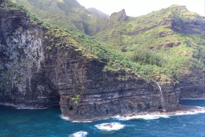 An Bord des verschwundenen Helikopters befanden sich auch zwei Kinder. Tour Helicopter-Hawaii
