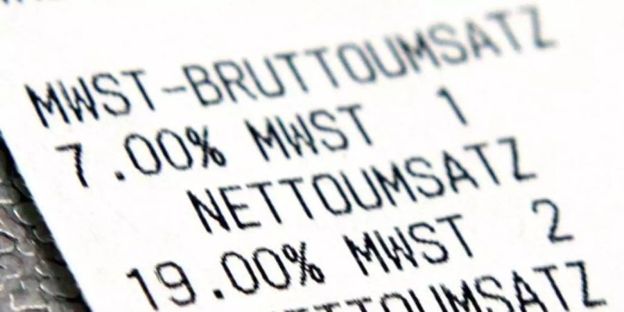 Für Hygiene-Produkte wie Tampons und Damenbinden und elektronische Medien werden ab Januar nur noch 7 statt bislang 19 Prozent Mehrwertsteuer fällig. Foto: Steffen Kugler/dpa