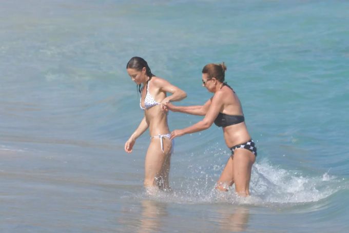 Pippa Middleton mit ihrer Mutter Carole im karibischen Meer. Pippa Middelton