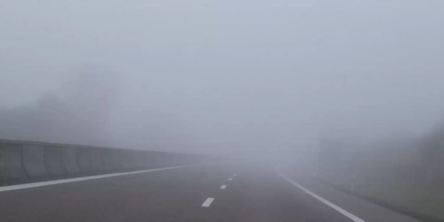 Morgennebel liegt über der Autobahn 96 bei Erkheim in Bayern. Foto: Karl-Josef Hildenbrand/dpa