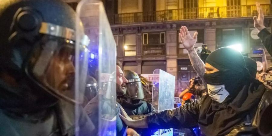 In der Innenstadt von Barcelona stehen sich Demonstranten und Polizisten gegenüber. Foto: Germán Lama/Europa Press/dpa