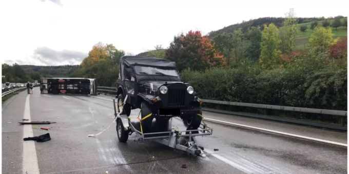 Das gekippte Wohnmobil und der von ihm getrennte Anhänger samt aufgeladenem Jeep nach dem Unfall. Das gekippte Wohnmobil und der von ihm getrennte Anhänger samt aufgeladenem Jeep nach dem Unfall.