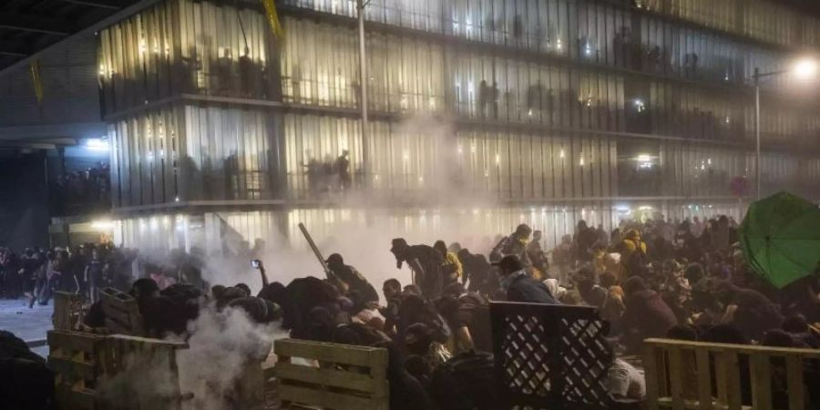 Bei Protesten Tausender Unabhängigkeitsbefürworter am Flughafen von Barcelona ist es zu Zusammenstössen mit der Polizei gekommen. Foto: Emilio Morenatti/AP/dpa