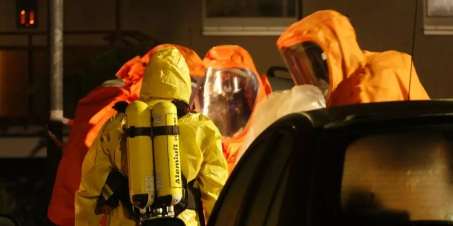 Feuerwehrleute in Schutzanzügen in Haldensleben