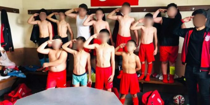 Junioren des FC Turkse Beringen salutieren den türkischen Soldaten. salut