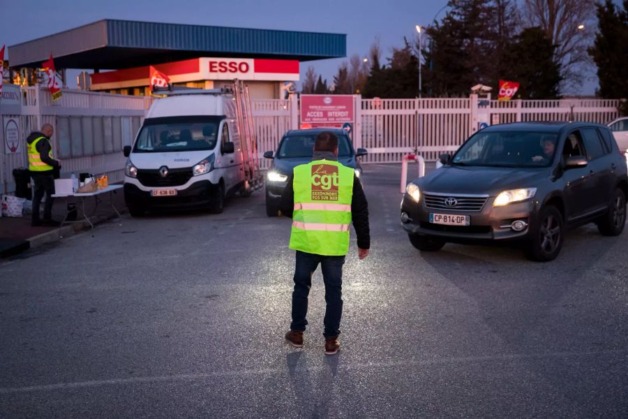 Die streikenden Arbeiter der Esso-Raffinerie Fos-sur-Mer versammeln sich am Eingang der Raffinerie.