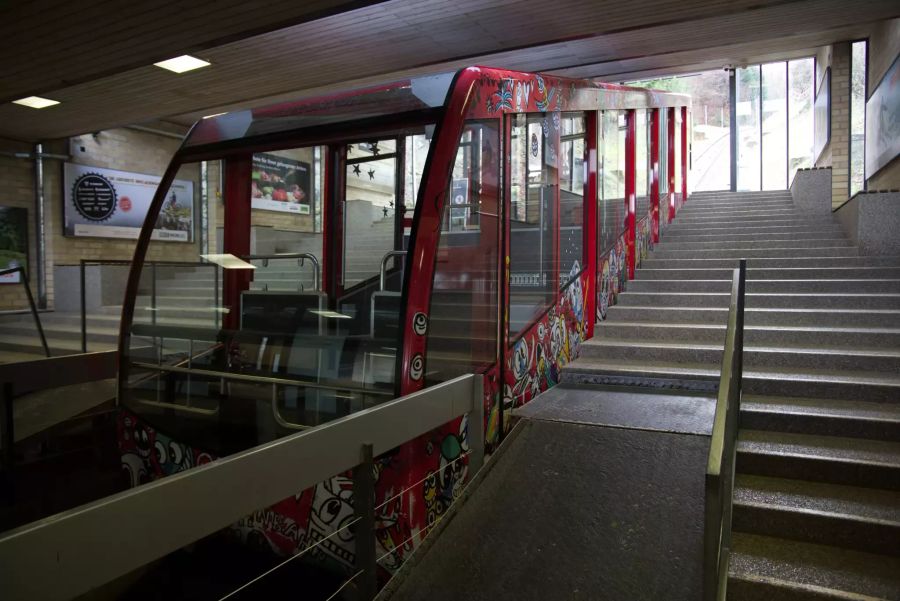Eine Gurtenbahn wartet in der Talstation auf die Abfahrt.