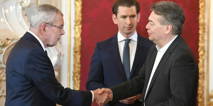 Alexander Van der Bellen (l), Bundespräsident von Österreich, empfängt Werner Kogler (r), neuer Vizepräsident von Österreich, und Sebastian Kurz (M), neuer Bundeskanzler von Österreich, zu ihrer Vereidigung in der Präsidentschaftskanzlei der Wiener Hofburg. österreich regierung
