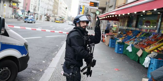 Polizei sperrt Checkpoint Charlie ab