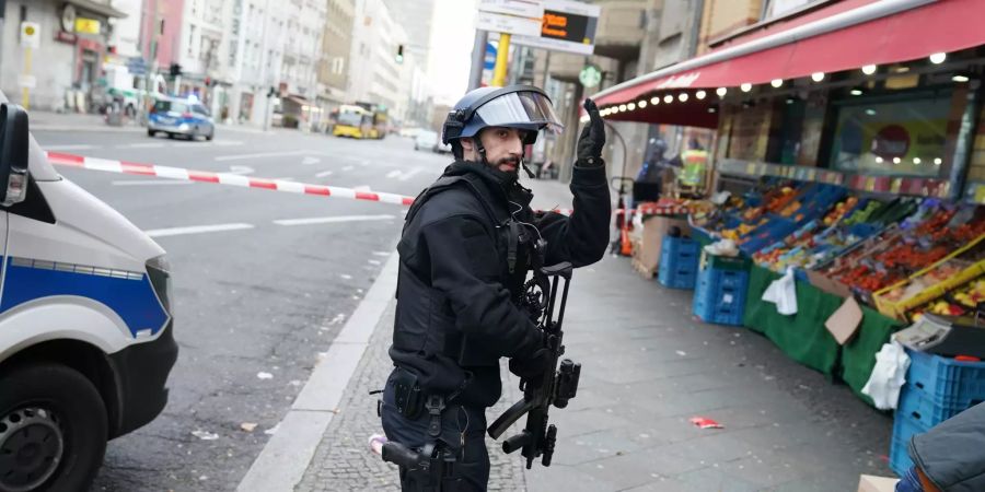 Polizei sperrt Checkpoint Charlie ab