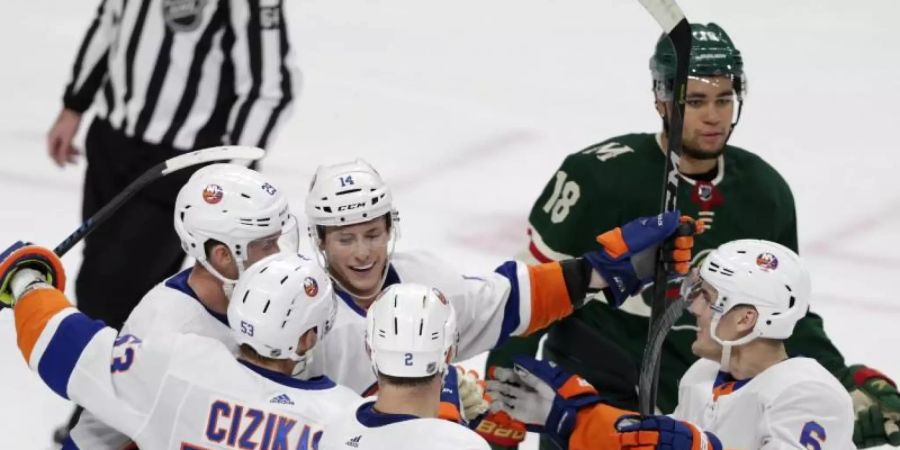 Tom Kühnhackl (Nr. 14) feierte mit den New York Islanders einen Auswärtssieg. Foto: Andy Clayton-King/AP/dpa