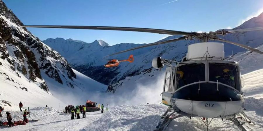 Ein Helikopter ist während einer Suchaktion von Rettungskräften nach einer Lawine auf einer Skipiste gelandet. Foto: Uncredited/ANSA/AP/dpa